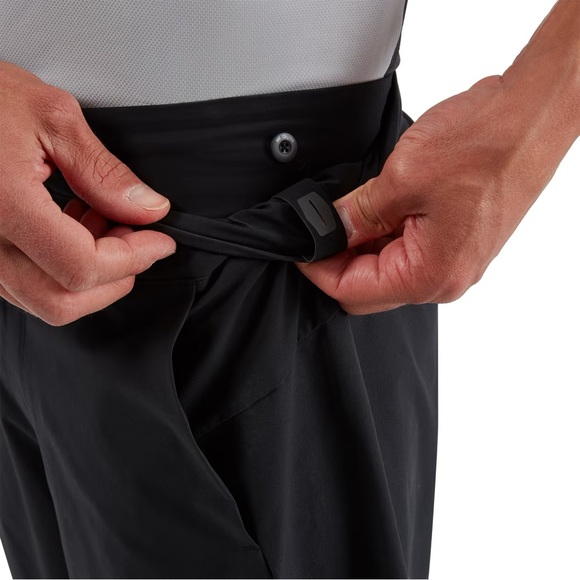 On Running Hybrid Shorts In Black Size XL - Picture 9 of 17